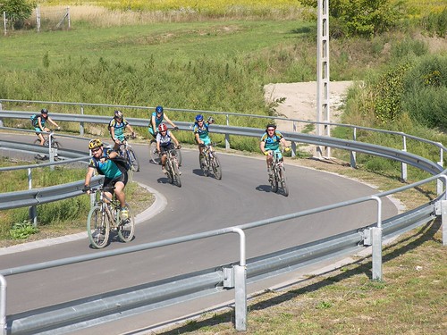 Árpi hatalmas lendülettel érkezik a kanyarba...