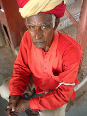 Foto de un coolie en una estación india