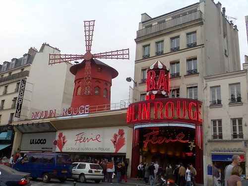 Frente al Moulin Rouge esta tarde