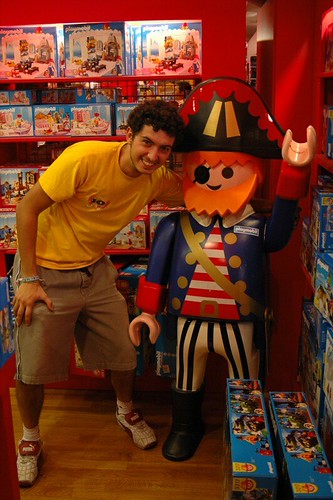 Posando con el capitán de los Playmobil
