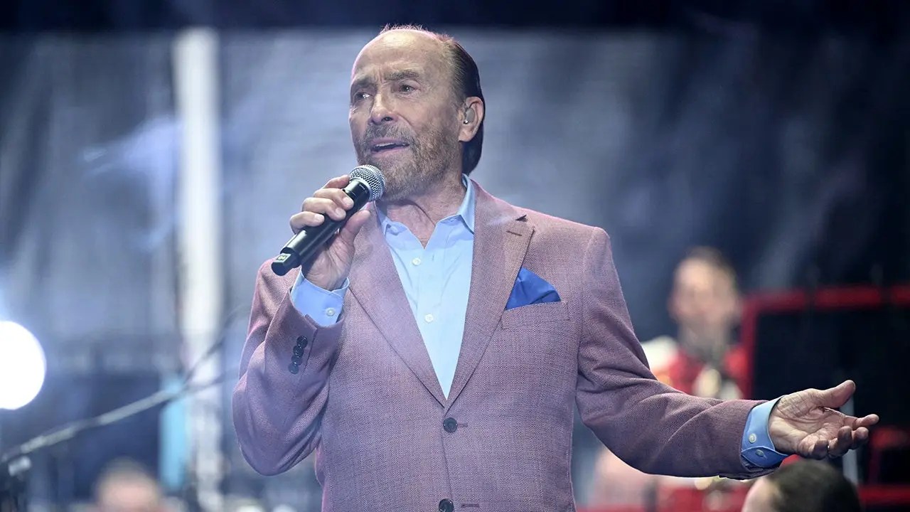 Lee Greenwood Recalls Surviving Enemy Fire in Panama Mission (2026)