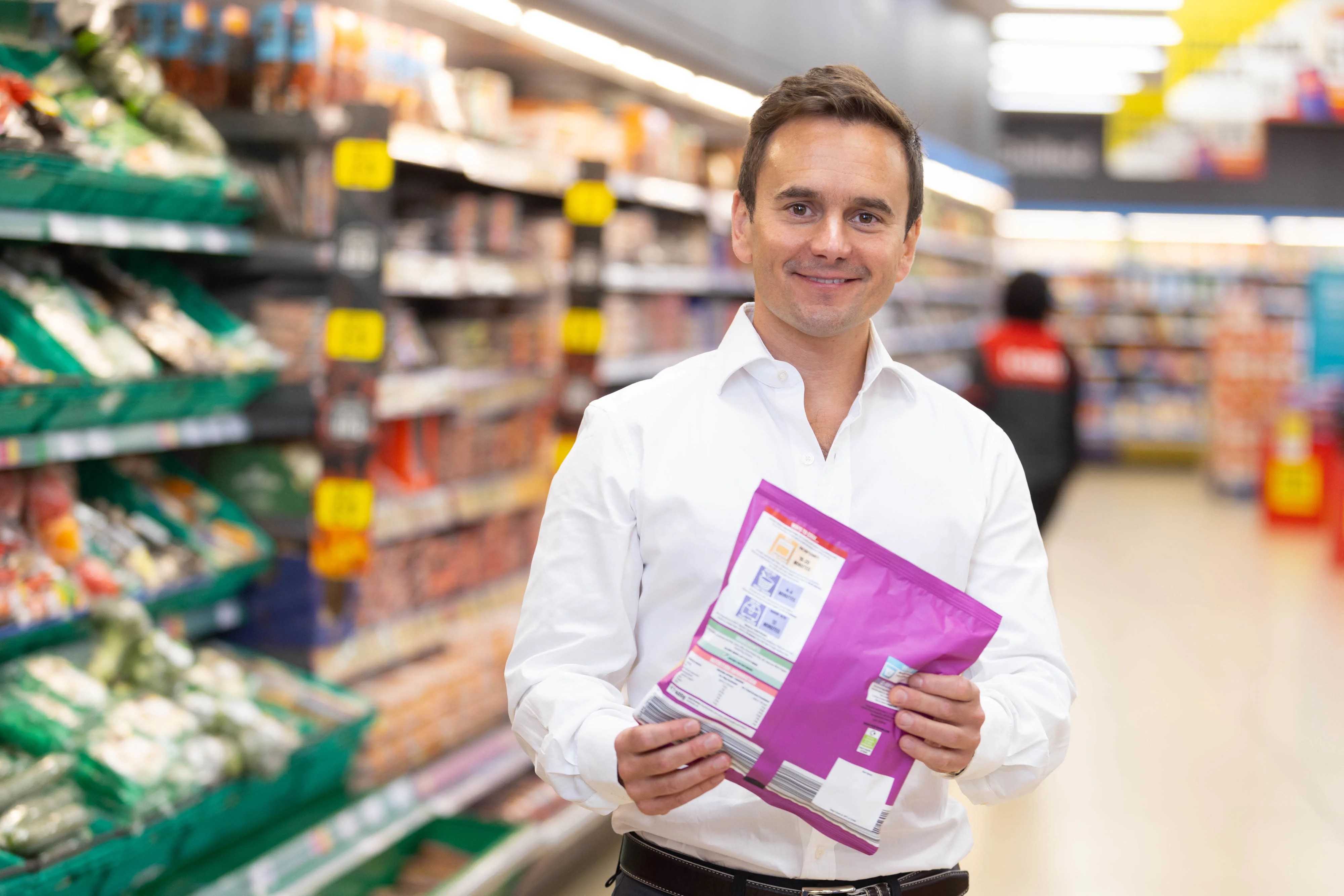 Supermarket giant says it will pay customers to report shoplifters