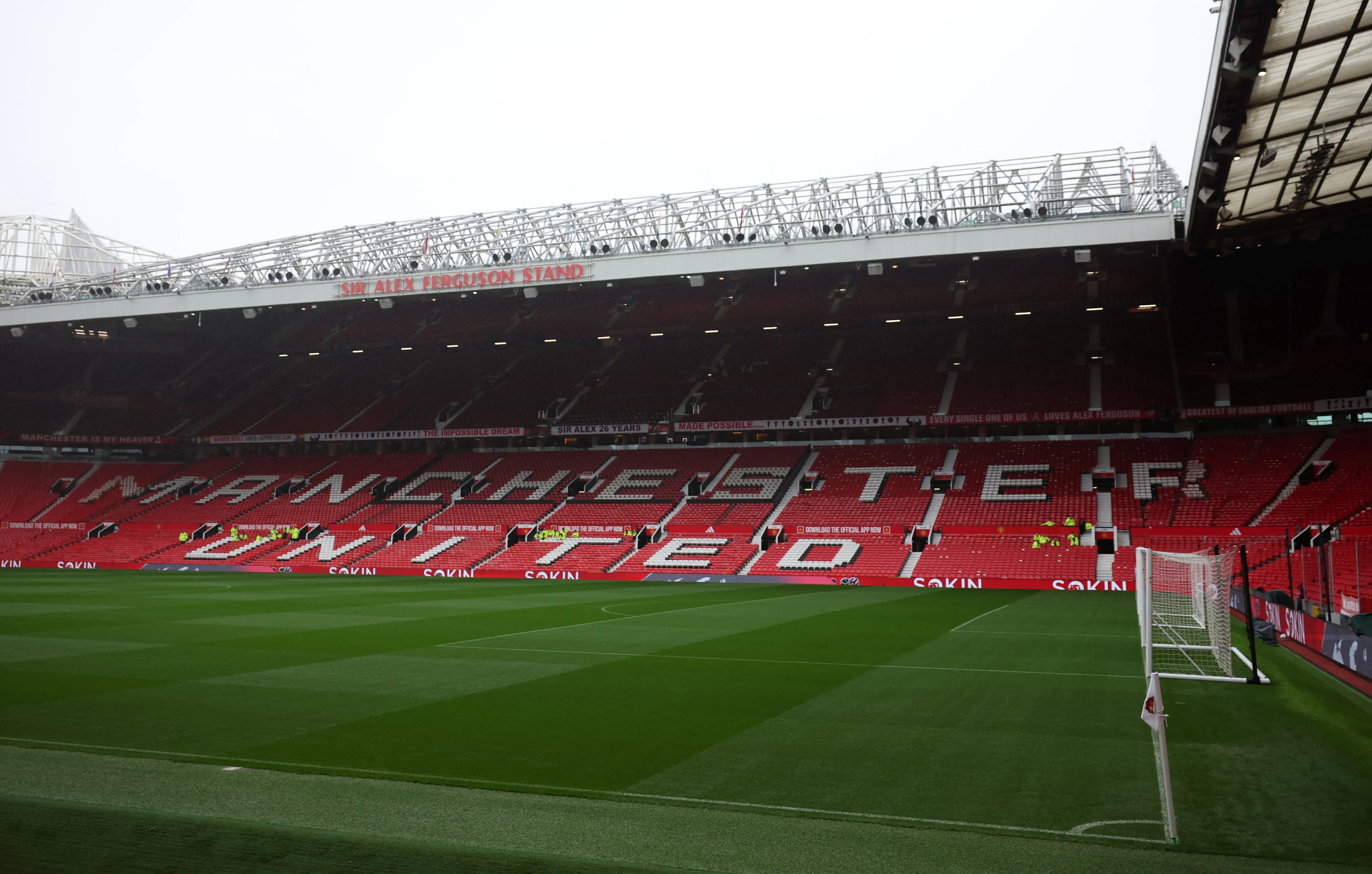 Why are Man United wearing black armbands against Sunderland?