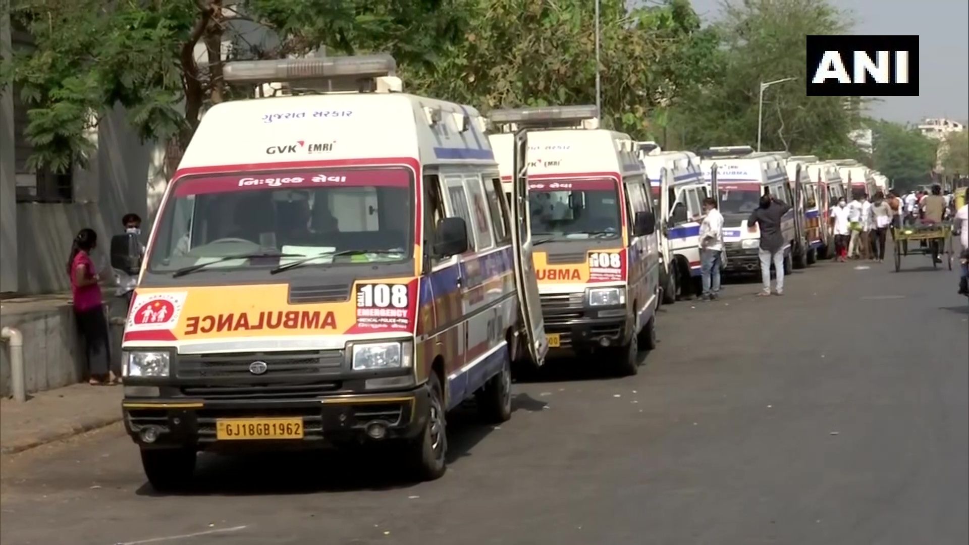 Ambulance Queue Covid - Photos Show How Hospitals Patients Across Country Reel Under Covid 19 Stress