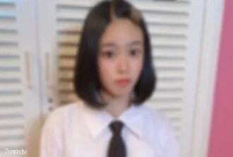 A girl who was sleeping in an internet cafe. A girl who can't stand the leap by her father-in-law and runs away from home with loneliness...