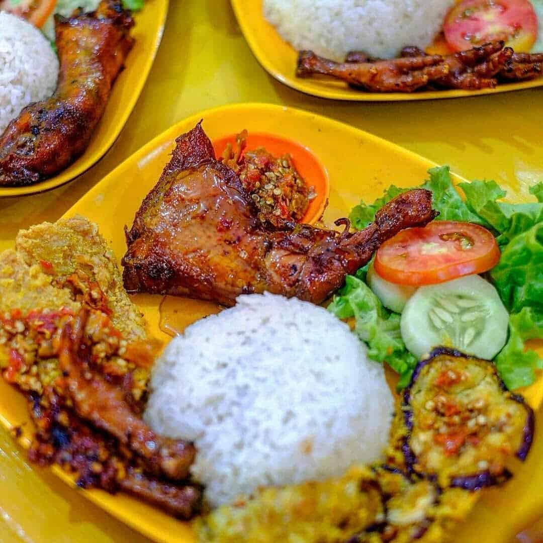 Berburu wallpaper adalah sebuah kegiatan yang pastinya sering dilakukan tidak terkecuali mencari gambar ayam. 7 Rekomendasi Ayam Bakar Enak Di Jogja Si Hitam Yang Bikin Nagih 2021