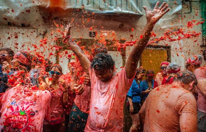 Ежегодный фестиваль бросания помидорами La Tomatina.