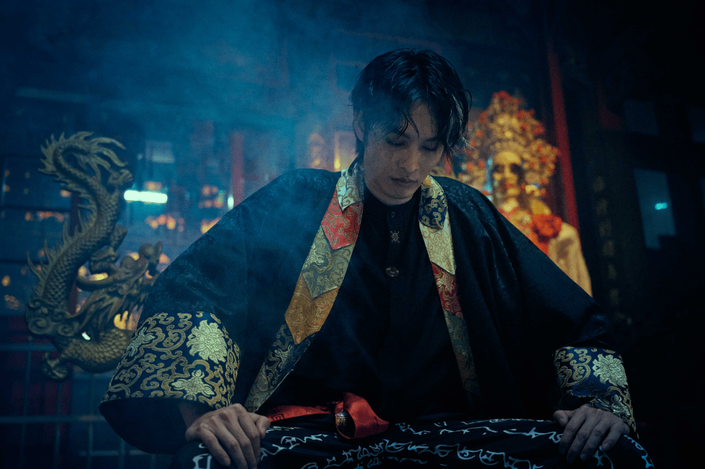 曹佑寧白髮戰袍致敬山本耀司 扮演中二乩身演繹驅魔新風尚