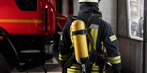 Tras el último incendio en Madrid, José López (31), bombero advierte: "Cargar el móvil en la cama es como la ruleta rusa por esta razón"