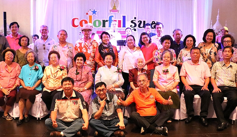 รวมรุ่น 5 : พันธ์พิไล ใบหยก รองประธานกลุ่มใบหยก นัดสังสรรค์เพื่อนศิษย์เก่าโรงเรียนสาธิตจุฬาฯ รุ่น 5 โดยมี กรรณิกา ดำรงวงศ์ กรรมการสภาวิทยาลัยชุมชนนราธิวาส, นพพร ประโมจนีย์ กก.ผจก.โรงพิมพ์ธนบัตรธนาคารแห่งประเทศไทย และ ผศ.พรรณี มนัสไพบูลย์ ร่วมงาน ที่โรงแรม ใบหยกสกาย