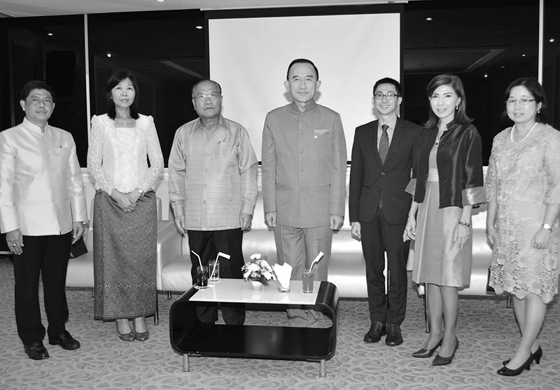 ตามรอยพระยุคลบาท : ม.ล.ปนัดดา ดิศกุล รมต.ประจำสำนักนายกรัฐมนตรี เป็นประธานงานเลี้ยงคณะเยาวชนอาเซียน ที่ร่วมโครงการ เรียนรู้หลักปรัชญาของเศรษฐกิจพอเพียง เฉลิมพระเกียรติพระบาทสมเด็จพระเจ้าอยู่หัว เนื่องในโอกาสเสด็จเถลิงถวัลยราชสมบัติครบรอบ 70 ปี โดยมี จีรชัย มูลทองโร่ย รองปลัดสำนักนายกรัฐมนตรี พร้อมด้วย เอกอัครราชทูตราชอาณาจักรกัมพูชา และเอกอัครราชทูตสาธารณรัฐประชาธิปไตยประชาชนลาว ร่วมงาน ที่โรงแรมแมนดาริน