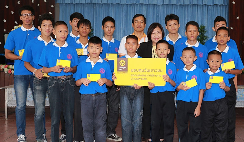 มอบทุนวันเยาวชน : กรุงศรี มอบทุนการศึกษาให้กับเยาวชนในความดูแลของสถานสงเคราะห์เด็กชายบ้านมหาเมฆ ที่มีผลการเรียนและความประพฤติดี ในโอกาสวันเยาวชนแห่งชาติประจำปี 2559 นับเป็นเป็นปีที่ 31 ที่ธนาคารได้มอบทุนการศึกษาดังกล่าวมาอย่างต่อเนื่อง นอกจากนี้อาสาสมัครกรุงศรียังได้จัดกิจกรรมบำเพ็ญประโยชน์และเลี้ยงอาหารกลางวันแก่ผู้สูงอายุ ณ สถานสงเคราะห์คนพิการและทุพพลภาพพระประแดง เพื่อส่งเสริมให้เยาวชนที่ได้รับทุนการศึกษามีส่วนร่วมในการตอบแทนสังคมสู่การเป็น “ผู้ให้” ต่อไปในอนาคต