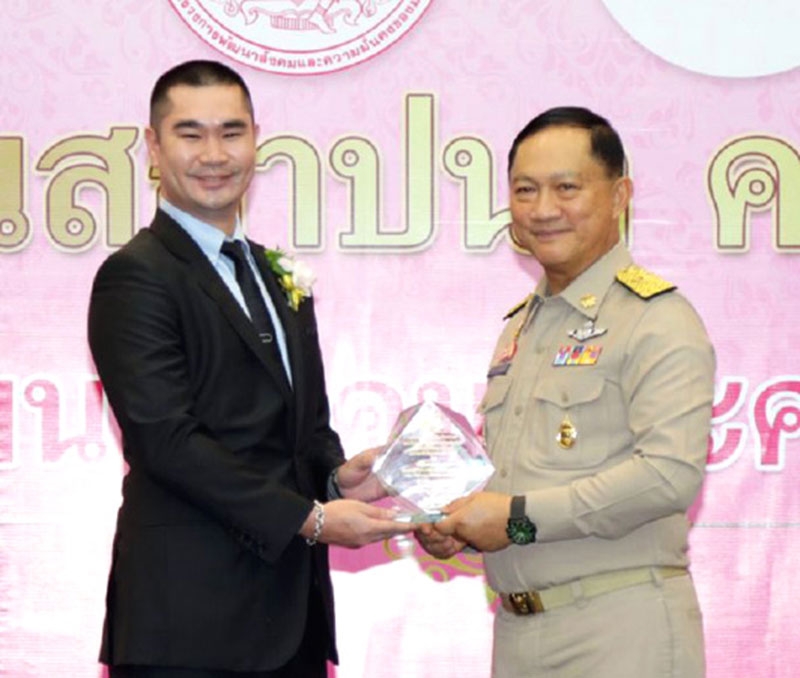 รับโล่ : จรัสพงศ์ ล่ำซำ ผู้จัดการอาวุโส บริษัท ล็อกซเล่ย์ จำกัด (มหาชน) รับมอบโล่ประกาศเกียรติคุณ ผู้มีผลงานด้านการพัฒนาสังคมเป็นเลิศ ประเภท บริษัทหรือภาคธุรกิจที่มีผลงานซีเอสอาร์ที่มีความเป็นเลิศ จาก พล.ต.อ.อดุลย์ แสงสิงแก้ว รัฐมนตรีว่าการกระทรวงการพัฒนาสังคมและความมั่นคงของมนุษย์ ณ กระทรวงการพัฒนาสังคมและความมั่นคงของมนุษย์ สะพานขาว