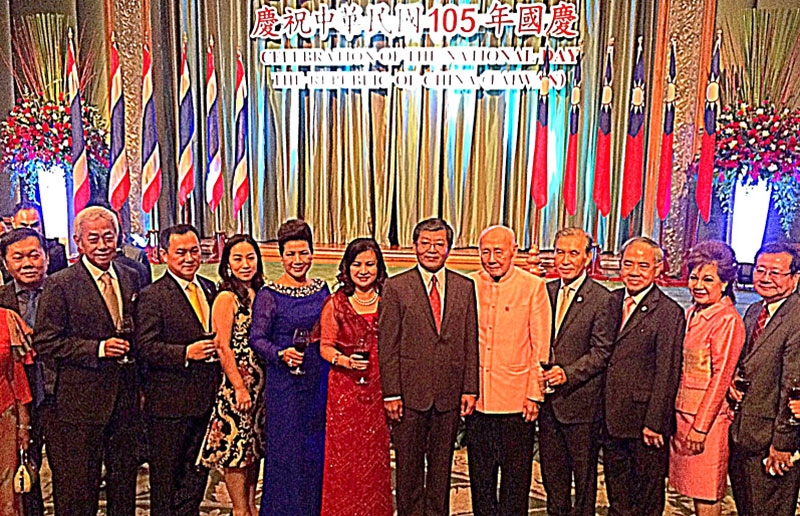 วันชาติไต้หวัน : H.E. Mr.Kelly W.Hsieh ผู้อำนวยการใหญ่สำนักงานเศรษฐกิจและวัฒนธรรมไทเปประจำราชอาณาจักรไทย จัดงานเลี้ยงเฉลิมฉลองในโอกาสครบรอบ 105 ปี สาธารณรัฐไต้หวัน ท่ามกลางทูตานุทูตและนักธุรกิจมากมาย ณ โรงแรม Grand Hyatt Erawan Bangkok