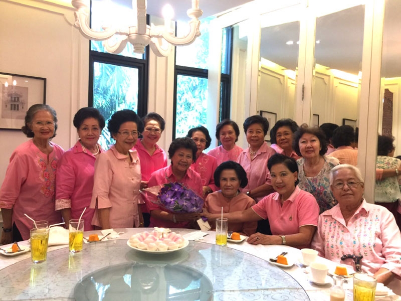 เสี้ยงสองโอกาส : ศิษย์เก่าเซนต์ฟรังฯ (SF) รุ่น 2497 อาทิ ศ.พญ.ชนิกา ตู้จินดา, ม.ร.ว.ปรียางค์ศรี วัฒนคุณ, ชุมสาย มณีน้อย นัดชุมนุมเลี้ยงวันเกิดครบ 79 ปี ให้ เฉลิมพันธุ์ สุวรรณประกร และเลี้ยงต้อนรับ พญ.ม.ล.พัชรี วุฒิภักดี อดีตหัวหน้าห้องที่กลับมาเยี่ยมบ้าน