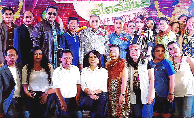 สังสรรค์ประจำปี : ดร.ปรีชา ถิรกิจพงศ์ ประธานกรรมการ พร้อมด้วย ฐิติมา ถิรกิจพงศ์ กรรมการผู้จัดการโรงแรมดิ เอมเมอรัลด์ เป็นประธานจัดงานเลี้ยงสังสรรค์พนักงานประจำปี โดยมี ดร.ฐนนท์ศรณ์ เลิศฤทธิ์ศิริกุล และ ดร.สมเจตน์ ทิณพงษ์ มาร่วมด้วย ที่ห้องแกรนด์บอลรูม โรงแรมดิ เอมเมอรัลด์