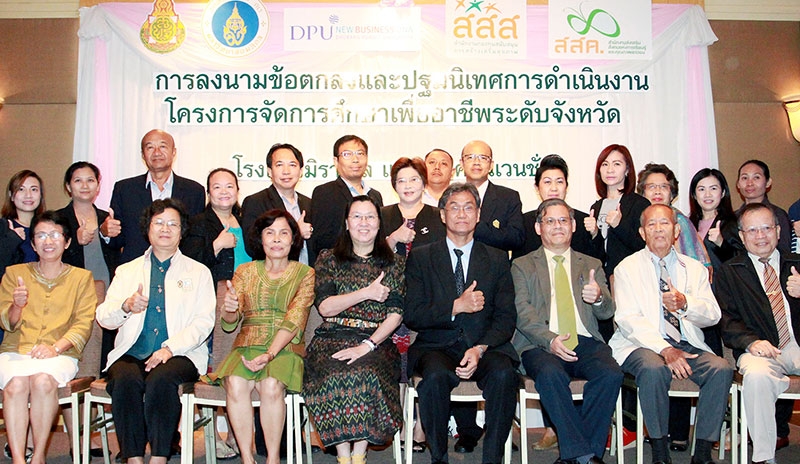 การศึกษาเพื่ออาชีพ : พีระ รัตนวิจิตร ผอ.สำนักบริหารงานการศึกษาภาคบังคับ สำนักงานคณะกรรมการการศึกษาขั้นพื้นฐาน ปฐมนิเทศ “โครงการจัดการศึกษา
เพื่ออาชีพระดับจังหวัด” จัดโดย นพ.สุภกร บัวสาย ผจก.สำนักงานส่งเสริมสังคมแห่งการเรียนรู้และคุณภาพเยาวชน ที่โรงแรมมิราเคิล แกรนด์ คอนเวนชั่น