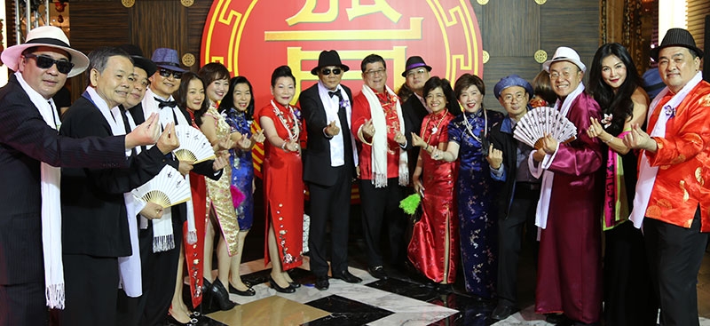 วปส. รุ่น 6 : ชัยวัฒน์ อุทัยวรรณ์ ประธานกรรมการ บริษัท โรงแรมท่าอากาศยานสุวรรณภูมิ จำกัด จัดงานเลี้ยงสังสรรค์เพื่อนในหลักสูตร “วิทยาการประกันภัยระดับสูง รุ่นที่ 6” สำนักงานคณะกรรมการกำกับและส่งเสริมการประกอบธุรกิจประกันภัย ภายใต้ธีมงาน “เจ้าพ่อเซี่ยงไฮ้หักเหลี่ยมมังกรอัคคี” โดยมี ไชยยศ จิรเมธากร อดีต รมช.ศึกษาธิการ, ดร.สุนันท์ สิงห์สมบุญ และ ปิยะพันธ์ จัมปาสุต ร่วมงาน ที่โรงแรมโนโวเทล สุวรรณภูมิ แอร์พอร์ต