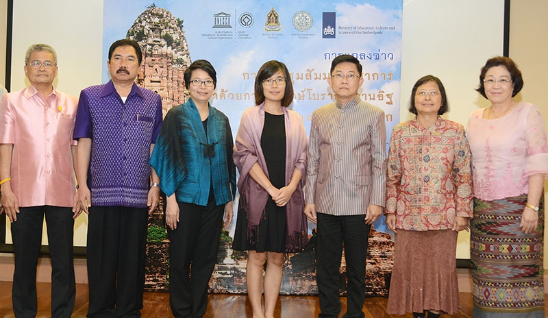 ลงพื้นที่เยี่ยมชม : สหภูมิ ภูมิธฤติรัฐ รองอธิบดีกรมศิลปากร และดร.ซุงบี ฮาน หัวหน้าแผนกวัฒนธรรม องค์การยูเนสโก กรุงเทพมหานคร จัดสัมมนานักวิชาการจากสถาบันการศึกษา และนักอนุรักษ์นานาชาติว่าด้วยการอนุรักษ์โบราณสถานอิฐในแหล่งมรดกโลกระหว่างวันที่ 19-21 ต.ค. 2559 ที่จังหวัดพระนครศรีอยุธยา