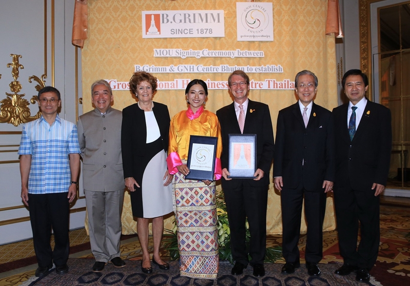 ศูนย์ความสุข : เจ้าหญิง อาชิ เคเซง โชเดน วังชุก ประธานศูนย์มวลรวมความสุขประชาชาติ ประเทศภูฏาน มร.ฮาราลด์ ลิงห์ ประธาน บี.กริม พร้อมด้วย เจ้าหญิงอัสซุนตาฟอน ลิกเตนสไตน์, ดร.ฮา วิน โต ได้เข้าร่วมในงานพิธีลงนามสัญญาความร่วมมือก่อตั้ง “ศูนย์ความสุขมวลรวมประชาชาติ ประเทศไทย” ณ ห้องท่าจีน โรงแรมแมนดาริน โอเรียนเต็ล