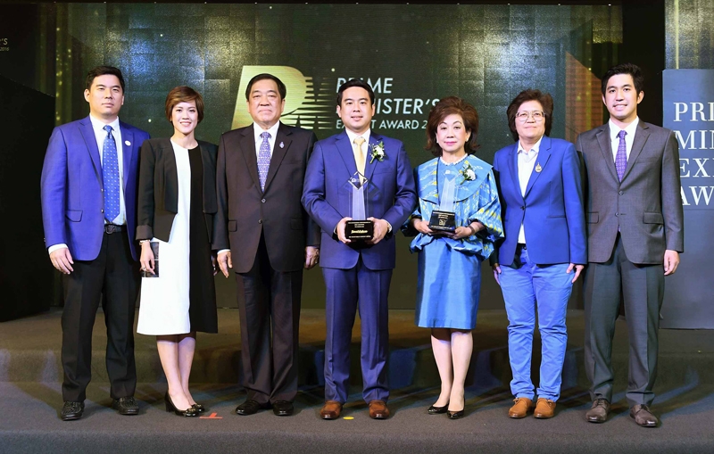 ส่งออกดีเด่น : วิจิตรา อร่ามวัฒนานนท์ รองประธานบริษัท ซีเวลท์ โฟรเซ่น ฟู้ด จำกัด และ อมรพันธุ์ อร่ามวัฒนานนท์ กรรมการผู้จัดการอาวุโส บริษัท ซีแวลู จำกัด (มหาชน) เข้ารับโล่รางวัลผู้ประกอบธุรกิจส่งออกดีเด่น ประจำปี 2559 โดยมี ดร.พจน์ อร่ามวัฒนานนท์ และครอบครัวร่วมแสดงความยินดี ณ ศูนย์การประชุมแห่งชาติสิริกิติ์