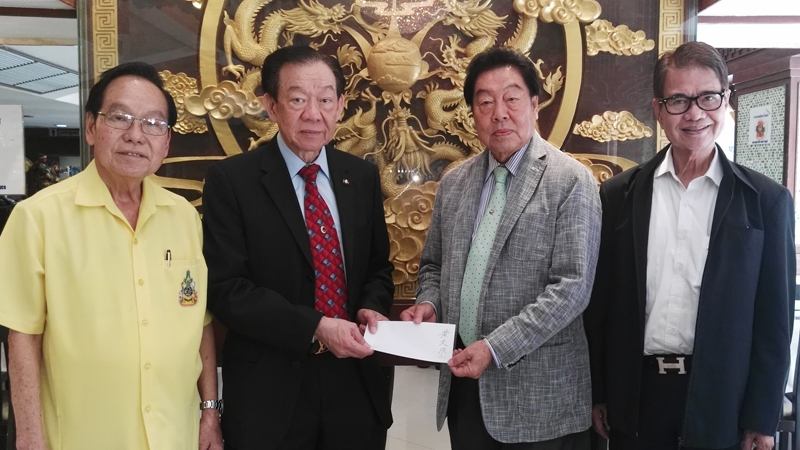 มอบทุน : ประทีป กิจจาพิพัฒน์ ประธานโรงเรียนมูลนิธิภูมิตะวันวิทยา รับมอบทุนการศึกษาฯ จาก สมบูรณ์ สุริยบูรพกุล นายกสมาคมตระกูลอึ้งแห่งประเทศไทย เพื่อช่วยเหลือเด็กยากจนไร้ค่าเล่าเรียน โดยมี ไพรัช วรปาณิ พร้อมด้วย สุรเดช กรกิตติชัย มาร่วมพิธีด้วย ที่ภัตตาคาร มิราม่า สีลม