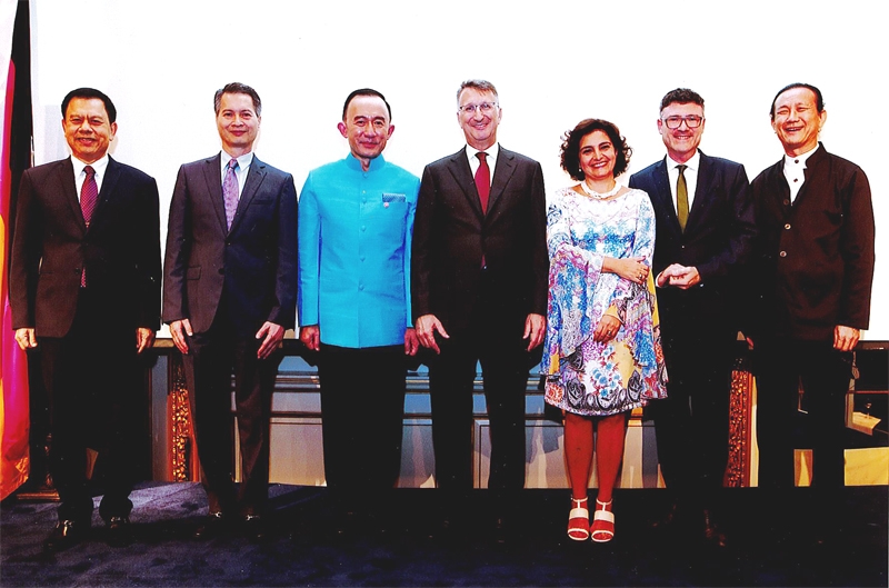 วันชาติเยอรมนี : เพเทอร์ พรือเกล เอกอัครราชทูตสหพันธ์สาธารณรัฐเยอรมนีประจำประเทศไทย “จัดงานฉลองครบรอบ 26 ปี การรวมประเทศเยอรมนี” ณ ห้องรอยัลบอลรูม โรงแรมแมนดาริน โอเรียนเต็ล กรุงเทพฯ โดยมี หม่อมหลวงปนัดดา ดิศกุล, จรัมพร โชติเสถียร, พล.ร.อ.ชุมนุม อาจวงษ์, วิกรม กรมดิษฐ์ และ ลูเซีย คอนตันทินี พรือเกล มาร่วมงานด้วย