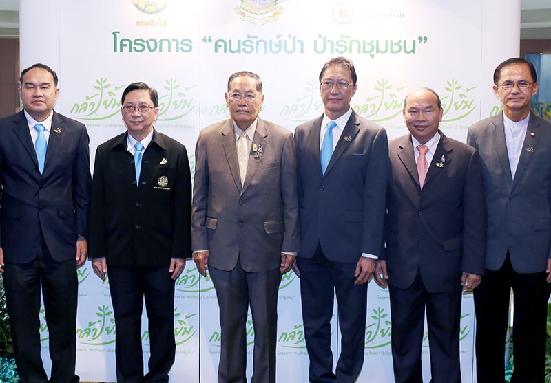 ความรับผิดชอบต่อสังคม : อำพล เสนาณรงค์ องคมนตรี มอบรางวัลป่าชุมชนตัวอย่างประจำปี 2559 ในโครงการ “คนรักษ์ป่า ป่ารักชุมชน” จัดโดย บมจ.ผลิตไฟฟ้าราชบุรีโฮลดิ้ง โดยมี ชลธิศ สุรัสวดี อธิบดีกรมป่าไม้ และ จเรศักดิ์ นันตะวงษ์ รองอธิบดีกรมป่าไม้ ร่วมงาน ที่โรงแรมมิราเคิล แกรนด์ คอนเวนชั่น