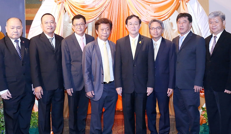 ผู้นำ : อาคม เติมพิทยาไพสิฐ รมว.คมนาคม เปิดการสัมมนาผู้บริหารกรมทางหลวง เรื่อง “การเสริมสร้างศักยภาพผู้บริหารเพื่อการเป็นองค์กรชั้นนำด้านงานทาง” โดยมี ชาติชาย ทิพย์สุนาวี ปลัดกระทรวงคมนาคม และ ธานินทร์ สมบูรณ์ อธิบดีกรมทางหลวง ต้อนรับ ที่โรงแรมมิราเคิล แกรนด์ คอนเวนชั่น