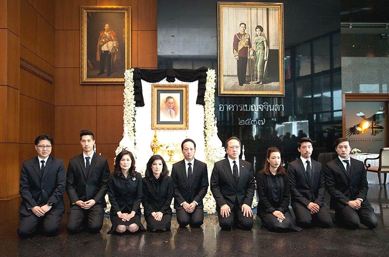 ถวายอาลัย : น้อมรำลึกถึงพระมหากรุณาธิคุณ และร่วมถวายสักการะเบื้องหน้าพระบรมฉายาลักษณ์ พระบาทสมเด็จพระปรมินทรมหาภูมิพลอดุลยเดช จัดขึ้น ณ บมจ.อาร์เอส โดยมี สุรชัย เชษฐโชติศักดิ์ เหล่าคณะผู้บริหาร พนักงาน และศิลปินนักร้อง-นักแสดง บมจ.อาร์เอส และบริษัทในเครือ ร่วมใจถวายอาลัย พร้อมขอยึดมั่นในหลักคำสอนพ่อของแผ่นดินสืบต่อไป