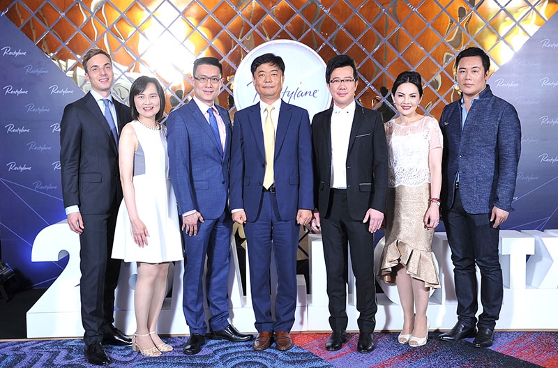 ประชุมวิชาการ : ยัง คอน คิม ผู้จัดการทั่วไป บริษัท กัลเดอร์มา (ประเทศไทย) จำกัด พร้อมด้วย ศ.นพ.วรพงษ์ มนัสเกียรติ จัดประชุมวิชาการ (เซเรเบรท ทเวนตี้ เยียร์ส ออฟ ทรัสท์ เนเชอรัล เอลิแกนซ์ เนเชอรัล เรสเทเรน) อัพเดทเทรนด์ความงามปี 2017 โดยมี นพ.พุฒิพงศ์ ภูมิสุวรรณ และ พญ.วิไล ธนสารอักษร เข้าร่วมงาน ณ ไอแม็กซ์ ชั้น 5 ศูนย์การค้าสยามพารากอน