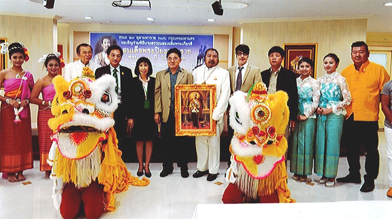 แถลงข่าว : อารีย์ วงศ์นพรัตน์เลิศ ผู้ช่วยปลัดกรุงเทพมหานคร พร้อมด้วย จักรพันธ์ วรอาคาร เลขานุการสมาคมเสริมความงามแห่งประเทศไทย ร่วมแถลงข่าวและประชุมคณะกรรมการจัดงาน “พิธีบวงสรวงเฉลิมพระเกียรติสมเด็จ
พระปิยมหาราช” ที่โรงห้องเจ้าพระยาศาลาวรการกรุงเทพมหานคร