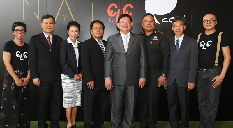 สร้างแบรนด์สินค้า : ศูนย์สร้างสรรค์งานออกแบบ Creative Lab Center (CLC) ม.ทักษิณ ร่วมกับสำนักบริหารยุทธศาสตร์ กลุ่มจังหวัดชายแดนภาคใต้ เปิดตัวโครงการ “เพิ่มมูลค่าและสร้างแบรนด์สินค้าระดับพรีเมียมของจังหวัดชายแดนภาคใต้” เผย 2 สินค้าต้นแบบ ได้แก่ ผลิตภัณฑ์เวชสำอางจากสารสกัดรังนก แบรนด์ NAT และผลิตภัณฑ์ตกแต่งโคมไฟจากวัตถุดิบยางพาราและกาบกล้วย แบรนด์ ECONI โดยมี ดร.สุวิทย์ เมษินทรีย์ รมว.กระทรวงพาณิชย์ เป็นประธานในพิธีเปิด และ ณัฐพงศ์ ศิริชนะ รองปลัดกระทรวงมหาดไทย,สิทธิชัย ศักดา ผู้ว่าฯ จ.นราธิวาส แขกผู้มีเกียรติร่วมงาน ณ ศูนย์การค้าดิ เอ็มควอเทียร์