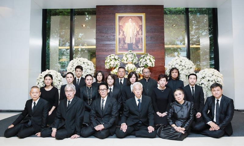 แสดงความอาลัย : ไพบูลย์ ดำรงชัยธรรม ประธานกรรมการ บริษัท จีเอ็มเอ็ม แกรมมี่ จำกัด (มหาชน) นำคณะผู้บริหาร ศิลปิน นักแสดงและพนักงานร่วมพิธีถวายสักการะและแสดงความอาลัยเบื้องหน้าพระบรมฉายาลักษณ์ พระบาทสมเด็จพระปรมินทรมหาภูมิพลอดุลยเดช มหิตลาธิเบศรรามาธิบดี จักรีนฤบดินทร สยามินทราธิราช บรมนาถบพิตร ณ อาคาร จีเอ็มเอ็ม แกรมมี่ เพลส