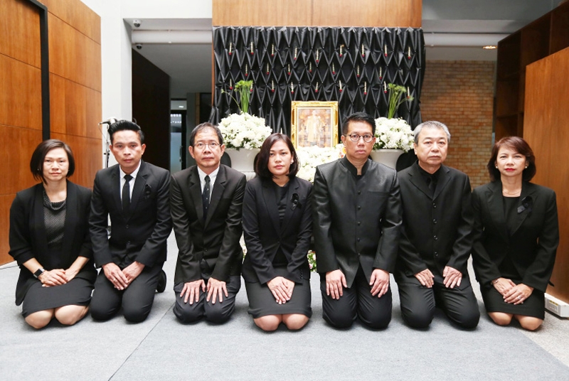 ถวายความอาลัย : เขมทัตต์ พลเดช กรรมการผู้อำนวยการใหญ่ และ ตรีศรัณย์ สีตกะลิน รองกรรมการผู้อำนวยการใหญ่อาวุโสฝ่ายบริหารและทรัพยากรบุคคล พร้อมคณะผู้บริหาร และพนักงานของสถานีโทรทัศน์ พีพีทีวี เอชดี ช่อง 36 ร่วมกันกราบสักการะถวายความอาลัยแด่ พระบาทสมเด็จพระปรมินทรมหาภูมิพลอดุลยเดช มหิตลาธิเบศรรามาธิบดี จักรีนฤบดินทร สยามินทราธิราช บรมนาถบพิตร ด้วยความสำนึกในพระมหากรุณาธิคุณเป็นล้นพ้นอันหาที่สุดมิได้ ที่มีต่อประเทศชาติ ณ อาคารสำนักงาน พีพีทีวี ถ.วิภาวดีฯ