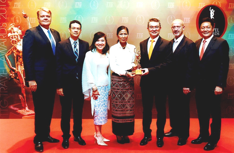 สุดยอด : กอบกาญจน์ วัฒนวรางกูร รัฐมนตรีว่าการกระทรวงการท่องเที่ยวและกีฬา มอบรางวัล TTC Travel Awards ประจำปี 2559 ให้แก่ ธีระยุทธ จิราธิวัฒน์ ประธานเจ้าหน้าที่ฝ่ายบริหาร โรงแรมและรีสอร์ทในเครือเซ็นทารา ซึ่งโรงแรมเซ็นทาราแกรนด์ เซ็นทรัลเวิลด์ ได้รับรางวัลโรงแรมเพื่อการจัดประชุมและสัมมนายอดเยี่ยมแห่งปี โดยมี เกิร์ด สตีบ, สุพัตรา จิราธิวัฒน์, ธีระเกียรติ จิราธิวัฒน์, โรเบิร์ต เมาเรอร์ เลิฟเลอร์ และ คาร์ อึ้ง ร่วมแสดงความยินดี ที่ห้องบางกอกคอนเวนชั่นเซ็นเตอร์ โรงแรมเซ็นทาราแกรนด์ เซ็นทรัลเวิลด์