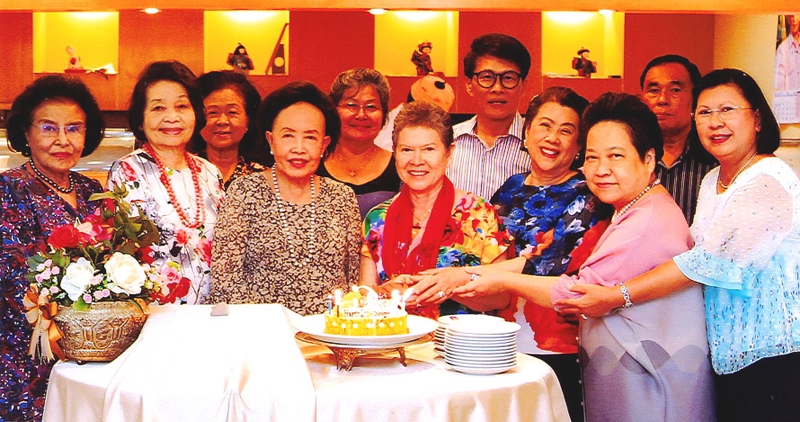 เลี้ยงสังสรรค์ : คุณหญิงแสงเดือน ณ นคร ประธานกรรมการ มูลนิธิสงเคราะห์ครอบครัวทหารผ่านศึก ในพระราชูปถัมภ์ สมเด็จพระศรีนครินทราบรมราชชนนี เป็นประธานจัดงานเลี้ยงสังสรรค์พร้อมฉลองวันเกิดให้กับอาสาสมัครมูลนิธิฯ ผู้ที่มีวันเกิดในเดือนตุลาคมนี้ โดยมี คุณหญิงปราณีต ศิริธร, คุณหญิงวนิดา ธูปะเตมีย์ และ ประสานศรี ทรรทรานนท์ มาร่วมด้วย ณ ห้องอาหารญี่ปุ่นไดอิจิ โรงแรมดิ เอมเมอรัลด์