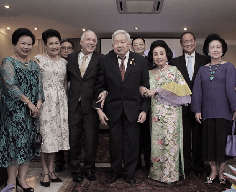 ส่งเสริมวัฒนธรรมของบราซิล : ม.ร.ว.เทพกมล–คุณหญิงขวัญตา เทวกุล และ อาสา-ท่านผู้หญิงสุจิตคุณ สารสิน ร่วมแสดงความยินดีกับ กมลา สุโกศล ประธานกรรมการบริหารกลุ่มโรงแรมสุโกศล ที่ได้รับรางวัล “Itamaraty Award” จาก มร.จิลแบร์โต ฟอนแซกะ-กีมาไรส เด โมวร่า เอกอัครราชทูตสหพันธ์สาธารณรัฐบราซิลประจำราชอาณาจักรไทย เพื่อแสดงการชื่นชมที่ได้มีส่วนช่วยส่งเสริมวัฒนธรรมของบราซิลในประเทศไทยด้วยดีเสมอมา โดยมี ท่านผู้หญิงวราพร ปราโมช ณ อยุธยา, ธาดา เธียรประสิทธิ์ และ วาปี ภิรมย์ภักดี ร่วมแสดงความยินดีในครั้งนี้ด้วย ณ ทำเนียบเอกอัครราชทูตฯ ถนนพระราม 4