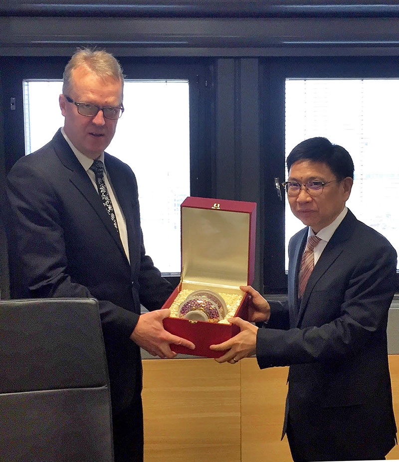 ศึกษางานศุลกากร : กุลิศ สมบัติศิริ อธิบดีกรมศุลกากร มอบของที่ระลึกให้แก่ 
Mr.Antti Hartikainen อธิบดีศุลกากร สาธารณรัฐฟินแลนด์ ในโอกาสเข้าเยี่ยมคารวะเพื่อแลกเปลี่ยนความคิดเห็น ประสบการณ์ และแนวทางการเพิ่มประสิทธิภาพในการบริการและการควบคุมทางศุลกากร ณ สาธารณรัฐฟินแลนด์