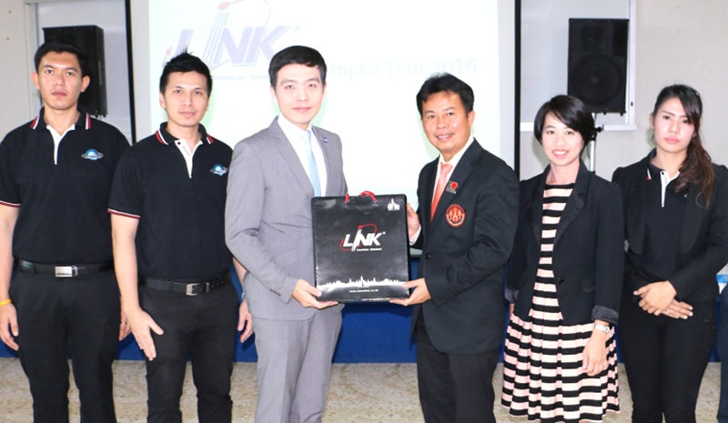 ไทยแลนด์ 4.0 : รศ.ดร.คมสัน มาลีสี คณบดี คณะวิศวกรรมศาสตร์ สถาบันเทคโนโลยีพระจอมเกล้าเจ้าคุณทหารลาดกระบัง และ ณัฐวุฒิ ปิ่นทองคำ ผจก.ฝ่ายการตลาดและสื่อสารองค์กร บมจ.อินเตอร์ลิงค์ คอมมิวนิเคชั่น ร่วมกัน
จัด “โครงการอบรมเชิงปฏิบัติการระบบสายสัญญาณคอมพิวเตอร์และโทรคมนาคม”