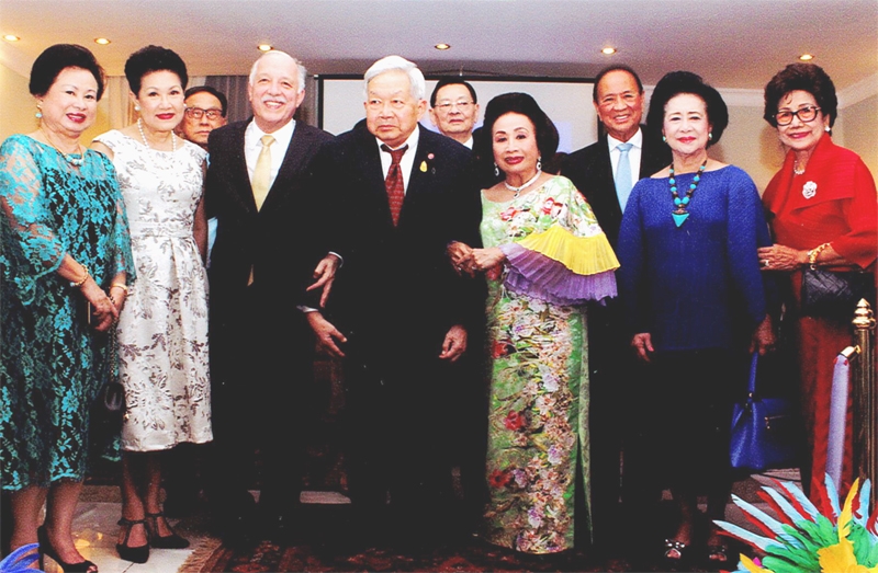 เชิดชูเกียรติ : องคมนตรี ม.ร.ว.เทพกมล-คุณหญิงขวัญตา เทวกุล พร้อมด้วย อาสา-ท่านผู้หญิงสุจิตคุณ สารสิน ร่วมแสดงความยินดี กมลา สุโกศล ประธานกรรมการบริหารกลุ่มโรงแรมสุโกศล ที่เข้ารับรางวัล “Itamaraty Award” จาก ฯพณฯ เอกอัครราชทูตบราซิลประจำประเทศไทย นายจิลแบร์โต ฟอนแซกะ-กีมาไรส เด โมวร่า เพื่อเป็นการแสดงการชื่นชมที่ได้มีส่วนช่วยในการส่งเสริมวัฒนธรรมของบราซิลในประเทศด้วยดีเสมอมา ณ ทำเนียบเอกอัครราชทูตบราซิลประจำประเทศไทย