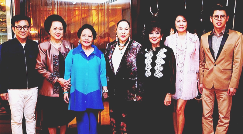 แสดงความยินดี : วสวัตติ์ วัฒนาศิริสมบัติ จัดเลี้ยงแสดงความยินดีให้กับ ท่านผู้หญิงวิวรรณ วรวรรณ เศรษฐบุตร ที่ได้ร่วมกับสมาชิกราชสกุล “วรวรรณ” จัดงานครบรอบวันประสูติ 125 ชันษา พระเจ้าวรวงศ์เธอ กรมหมื่นนราธิปพงศ์ประพันธ์ สำเร็จด้วยดีที่ ห้องลอร์ด จิมส์ โรงแรมแมนดาริน โอเรียนเต็ล กรุงเทพฯ โดยมี ท่านผู้หญิงภรณี มหานนท์, ม.ร.ว.สุพรรณกัลยา ตันหยงมาศ,ดาว เสถียรถิระกุล, สมศักดิ์ ชลาชล และ วี มาร์ ร่วมยินดีด้วย