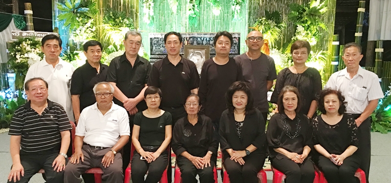 สู่ทางสงบ : อารีย์ สุขไผ่ตา และ รัตนาภรณ์ เกษมอมรลักษณ์ พร้อมด้วยครอบครัว สุขไผ่ตา เป็นเจ้าภาพ สวดอภิธรรมศพ ครูโฉม สุขไผ่ตา ผู้อุทิศตนเพื่อสังคม โดยมี แขกผู้มีเกียรติมาร่วมงานมากมาย ณ บ้านสุขสุนทร ต.ดอนฉิมพลี อ.บางน้ำเปรี้ยว จ.ฉะเชิงเทรา จนถึงวันจันทร์ที่ 31 ตุลาคม นี้