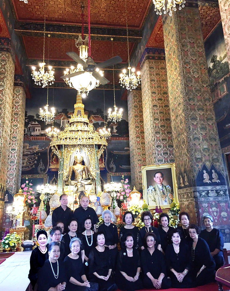 ถวายอาลัย : ท่านผู้หญิงสุมาลี จาติกวนิช พร้อมด้วย ดร.คุณหญิงกษมา วรวรรณฯ และเพื่อนวัฒนา รุ่น 92 อาทิ ผาณิต พูนศิริวงศ์, ดวงใจ ตั้งสง่า, ศ.ดร.มาลียา เครือตราชู, ภาวิไล บุราวาศ, ดวงเนตร พงษ์ไพโรจน์, แววตา อัมพรายน์, ผศวดี บุณยเกียรติ ร่วมในพิธีบำเพ็ญกุศลปัณรสมวาร (15 วัน) เพื่อถวายเป็นพระราชกุศลแด่ พระบาทสมเด็จพระปรมินทรมหาภูมิพลอดุลยเดช และน้อมถวายอาลัยและสำนึกในพระมหากรุณาธิคุณนิจนิรันดร์ ณ วัดปทุมวนารามราชวรวิหาร พระอารามหลวง