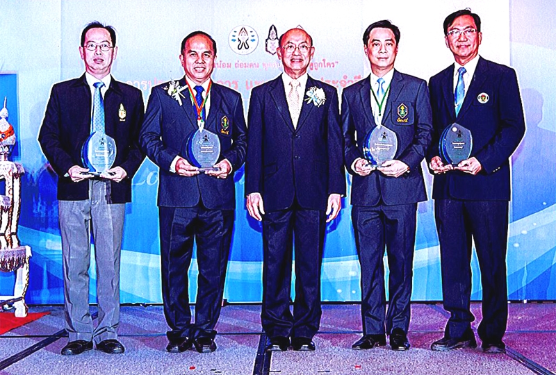 เชิดชูเกียรติ : ศ.นพ.เกษม วัฒนชัย องคมนตรี มอบโล่เชิดชูเกียรติและเข็มเกียรติคุณพร้อมทั้งแสดงความยินดี แก่ ศ.นพ.สุทธิพงศ์ วัชรสินธุ คณบดี คณะแพทยศาสตร์ จุฬาลงกรณ์มหาวิทยาลัย และผู้อำนวยการโรงพยาบาลจุฬาลงกรณ์ สภากาชาดไทย ในโอกาสที่โรงพยาบาลจุฬาลงกรณ์ สภากาชาดไทย และคณะแพทยศาสตร์ จุฬาฯ ได้รับเลือกเป็น โรงพยาบาลโรงเรียนแพทย์คุณธรรมตัวอย่าง ในงาน การประชุมวิชาการ แพทยสภา ประจำปี 2559