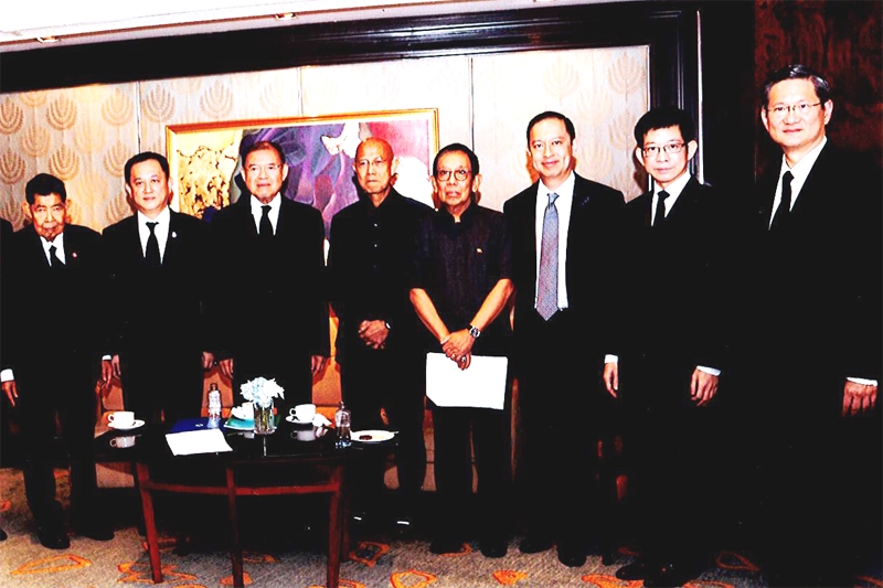 สัมมนา : ดร.ศุภชัย พานิชภักด์ ให้เกียรติร่วมงานสัมมนาประจำปีของธนาคารกรุงเทพฯ AEC Business Forum หัวข้อ “AEC 2025 : Shaping The Futuer of ASEAN” เพื่อนำเสนอภาพรวมของประชาคมเศรษฐกิจอาเซียนในอีก 10 ปีข้างหน้า ณ ห้องแกรนด์บอลรูม โรงแรมแชงกรี-ลา กรุงเทพฯ โดยมี ชาติศิริ โสภณพนิช กรรมการผู้จัดการใหญ่ ธนาคารกรุงเทพ จำกัด (มหาชน) (ขวาสุด) ต้อนรับ