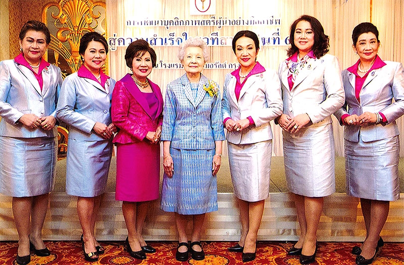 ส่งเสริมบุคลิกสตรี : ท่านผู้หญิงสุมาลี จาติกวนิช เป็นประธานเปิดการอบรม “การพัฒนาบุคลิกภาพสตรีผู้นำอย่างมืออาชีพ สู่ความสำเร็จในเวทีสากล รุ่นที่ 67” ซึ่งจัดโดย พ.อ.หญิงดร.อังคณา สุเมธสิทธิกุล นายกสมาคมส่งเสริมบุคลิกสตรี ที่ห้องมรกต โรงแรม ดิ เอมเมอรัลด์