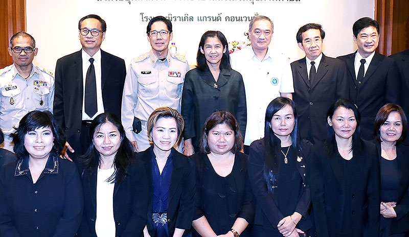 สาธารณสุข : พญ.ประนอม คําเที่ยง รองปลัดกระทรวงสาธารณสุข เปิดการประชุมพัฒนาสมรรถนะวิทยากรครู ก. ด้านยาเสพติด สำหรับบุคลากรในโรงพยาบาลส่งเสริมสุขภาพตำบล โดยมี นาวาอากาศตรี นพ.บุญเรือง ไตรเรืองวรวัฒน์ อธิบดีกรมสุขภาพจิต ร่วมงาน ที่โรงแรมมิราเคิล แกรนด์ คอนเวนชั่น