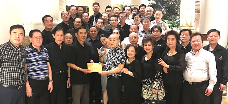 สืบสานพระพุทธศาสนา : พล.ต.ต.สมพงษ์ ชิงดวง รองผู้บัญชาการตำรวจนครบาล รับมอบเงินจาก สมชาย จงพิพิธพร ประธานชมรมสุขสวัสดิ์ 14 เพื่อร่วมนำไปทำบุญทอดกฐินสามัคคี นำปัจจัยสมทบทุนบูรณปฏิสังขรณ์ วัดท่าล้อ ต.ฝายแก้ว อ.ภูเพียง จ.น่าน และวัดเหมืองแดง ต.ในเวียง อ.เมือง จ.แพร่ โดยคณะกรรมการชมรมฯ ได้ประชุมหารือการจัดกิจกรรมเพื่อสังคมในโอกาสต่อๆ ไปด้วย ที่โรงแรมมณเฑียร ริเวอร์ไซด์ ถนนพระราม 3