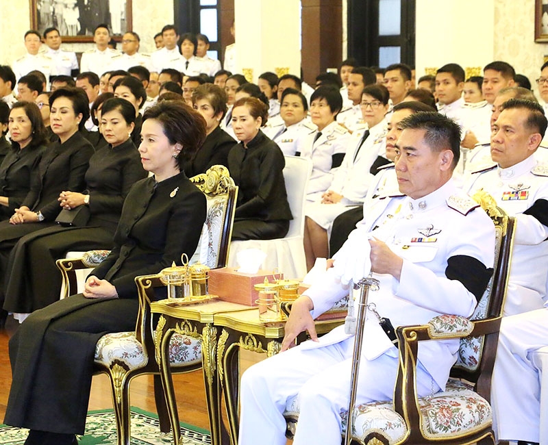 ครบ 15 วัน : พล.ต.อ.จักรทิพย์ ชัยจินดา ผู้บัญชาการตำรวจแห่งชาติ พร้อมด้วย ดร.บุษบา ชัยจินดา นายกสมาคมแม่บ้านตำรวจ เป็นประธานในพิธีบำเพ็ญกุศลปัณรสมวาร เพื่อถวายเป็นพระราชกุศลแด่ พระบาทสมเด็จพระปรมินทรมหาภูมิพลอดุลยเดช ณ สำนักงานตำรวจแห่งชาติ ถนนพระราม 1 เขตปทุมวัน